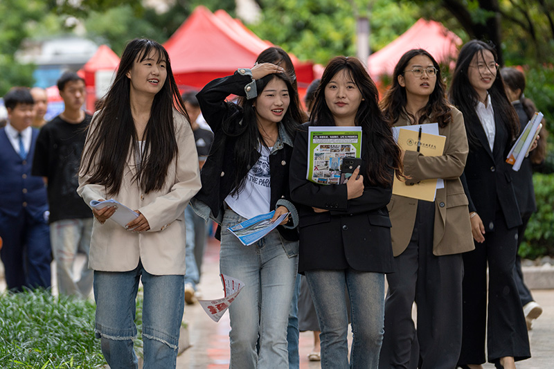 学生赶赴招聘会现场。乐竞体育登录供图